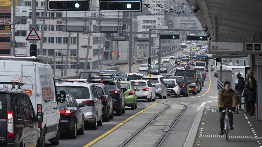 Stau auf der Hardbruecke fotografiert am 11. April 2019 in Zuerich. (KEYSTONE/Gaetan Bally)