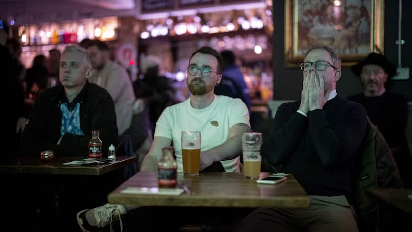 epa10328950 People watch the FIFA 2022 World Cup Group B soccer match between England and USA at The Village pub in London, Britain, 25 November 2022. EPA/TOLGA AKMEN