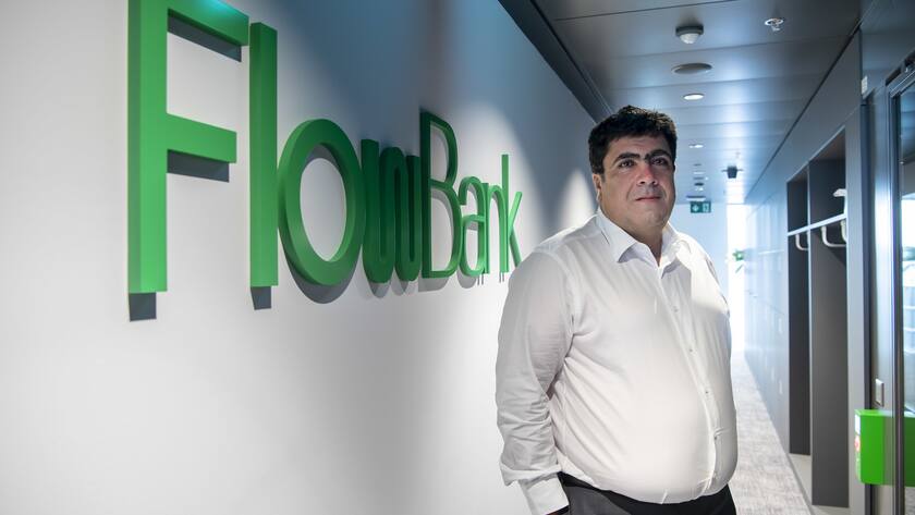 Charles-Henri Sabet, fondateur de la banque online Flowbank, pose a coter du logo de sa banque, ce mercredi 25 novembre 2020 a Geneve. FlowBank est une banque suisse specialisee dans les services en ligne. (KEYSTONE/Martial Trezzini)