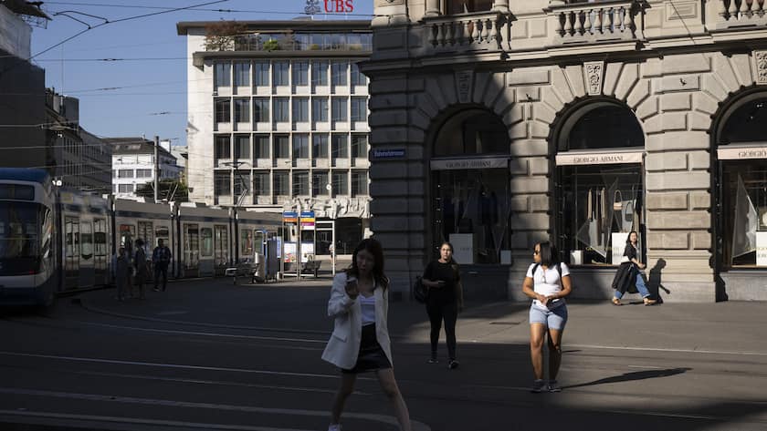 Menschen bewegen sich auf dem Paradeplatz zwischen den Banken UBS und Credit Suisse, aufgenommen am Freitag, 11. August 2023 in Zuerich. (KEYSTONE/Ennio Leanza)