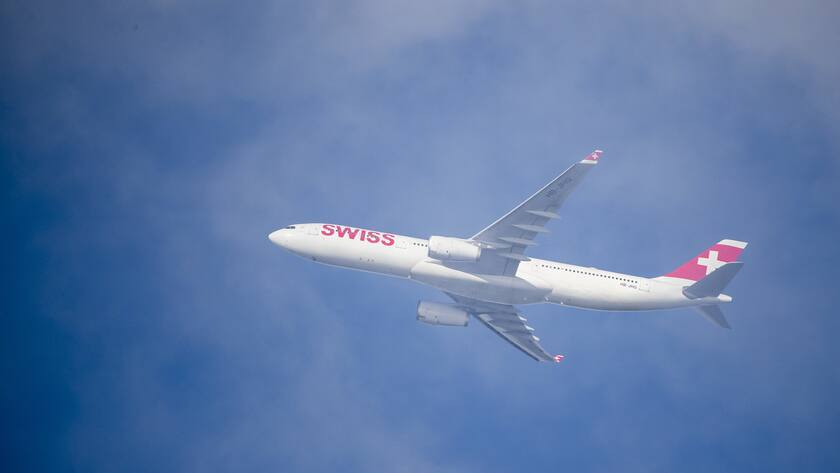 Ein Airbus 330-300 von Swiss Airlines ueberfliegt nach dem Start den Flughafen Zuerich, am Dienstag, den 14. November 2017, in Kloten. (KEYSTONE/Christian Merz)