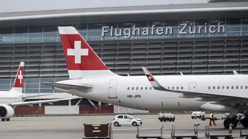 Flugzeuge der Gesellschaft Swiss stehen auf dem Flughafen in Zuerich, aufgenommen am Dienstag, 28. Februar 2023 in Zuerich. (KEYSTONE/Ennio Leanza)