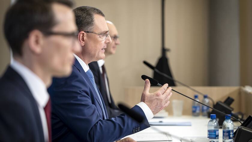 Swiss National Bank's (SNB) Chairman of the Governing Board Thomas Jordan, center, gestures next to Vice Chairman of the Governing Board Martin Schlegel, left, and Swiss National Bank's (SNB) Member of the Governing Board Antoine Martin, right, during media briefing at the Swiss National Bank in Zurich, Switzerland, on Thursday, June 20, 2024. (KEYSTONE/Michael Buholzer)