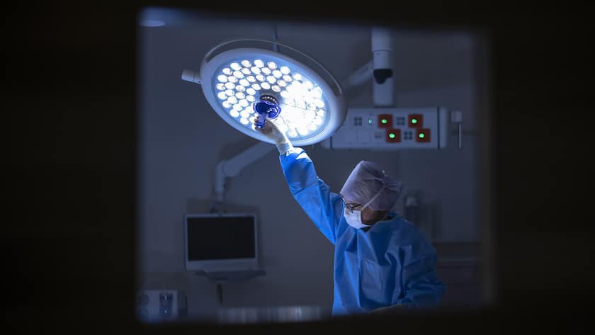 Nicole Zielke, Fachbereichsleiterin OP Trakt Europaallee, demonstriert fuer die Medien die Arbeit im Operationssaal im neuen ambulanten Zentrum des Stadtspital Zuerich an der Europaalle anlaesslich einer Medienbesichtigung am Donnerstag, 19. Januar 2023 in Zuerich. Der auf ambulante Medizin ausgerichtete Standort des Stadtspitals Zuerich wird im Februar 2023 in Betrieb genommen werden.(KEYSTONE/Michael Buholzer)