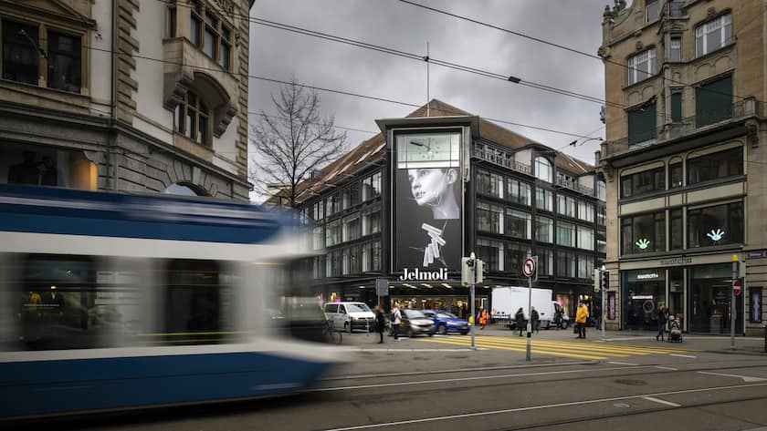 Passanten gehen vor dem Warenhaus Jelmoli an der Bahnhofstrasse in Zuerich, am Montag, 6. Februar 2023 in Zuerich. Die Besitzerin von Jelmoli, die Immobiliengesellschaft Swiss Prime Site (SPS) teilte am Montag mit, dass sie das Jelmoli-Haus an der Zuercher Bahnhofstrasse auf Ende des Jahres 2024 schliessen wird und das Gebäude umgebaut und in neuer Form betrieben wird. 850 Stellen sind von der Schliessung des Traditionshaus betroffen.. (KEYSTONE/Michael Buholzer).