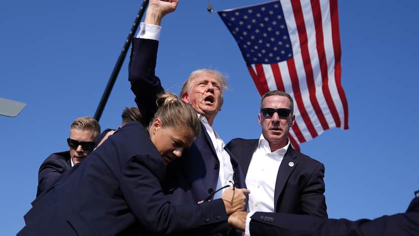 Republican presidential candidate former President Donald Trump is surrounded by U.S. Secret Service agents at a campaign rally, Saturday, July 13, 2024, in Butler, Pa. (KEYSTONE/AP Photo/Evan Vucci)