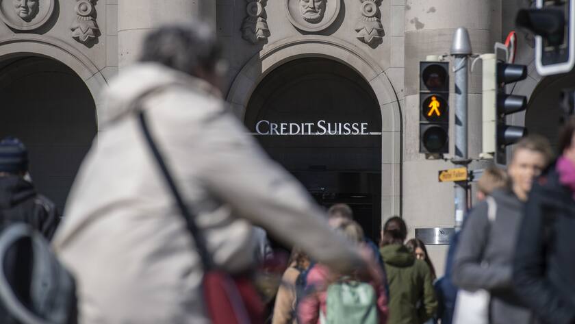 A view shows a traffic light and the logo of Swiss bank Credit Suisse CS in Lucerne, Switzerland 16 March 2023. Credit Suisse is borrowing up to 50 billion francs (50.8 billion euros) from the Swiss National Bank (SNB), according to a statement on 16 March 2023. This is intended to strengthen the group, whose shares have crashed on the stock exchange. (KEYSTONE/Urs Flueeler)