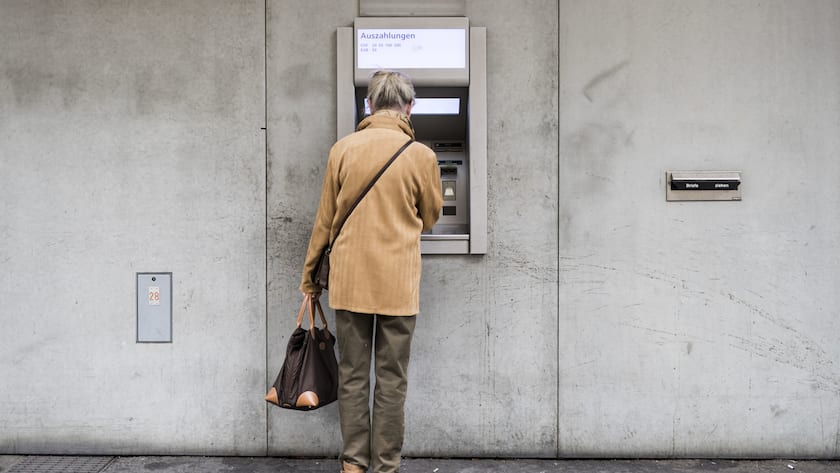 An elderly woman withdraws money from a cash dispenser, photographed in Zurich, Switzerland, on September 22, 2015. (KEYSTONE/Christian Beutler)Eine aeltere Frau bezieht Geld an einem Bankautomaten, aufgenommen am 22. September 2015 in Zuerich. (KEYSTONE/Christian Beutler)