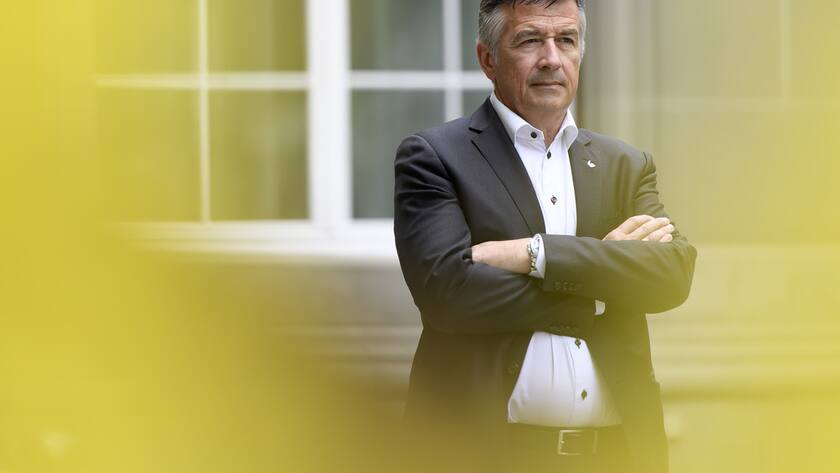 Hans Wicki, Staenderat FDP-NW, Praesident Seilbahnen Schweiz auf dem Weg zum Austausch mit den Vertretern der Schweizer Tourismusbranche und dem Bundesrat wegen der Coronavirus-Krise, am Sonntag, 26. April 2020 vor dem Bernerhof in Bern. (KEYSTONE/Anthony Anex)