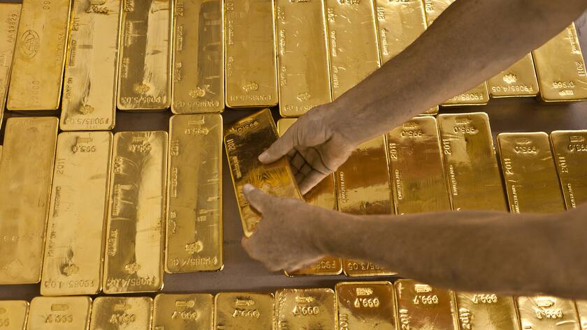 Gold bars at the bank vault of the "Zuercher Kantonalbank" bank, pictured on August 9, 2011 in Zurich, Switzerland. (KEYSTONE/Martin Ruetschi)