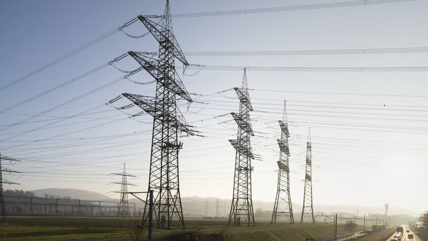 Hochspannungsleitungen bringen den Strom aus dem Norden (Frankreich und Deutschland) ueber den Stern von Laufenburg, eine Schaltanlange von Swissgrid, in die Schweiz, aufgenommen am Montag, 13. Februar 2023 in Laufenburg. (KEYSTONE/Gaetan Bally)