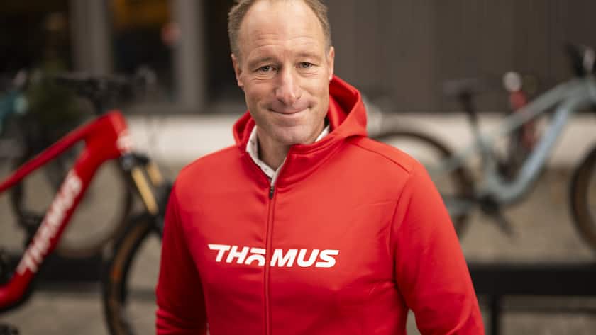 Der Fahrradunternehmer Thomas "Thoemu" Binggeli posiert beim Hauptgeschaft seines Unternehmens und dem Swiss Bike Park, am Dienstag, 28. November 2023 in Oberried bei Koeniz. Thoemu Binggeli gruendete mit 17 Jahren auf dem elterlichen Bauernhof in Oberried seine erste Velofirma, 1998 lancierte er die Eigenmarke Thoemus. Er entwickelte die E-Bikes "Stromer", im Jahr 2009 und den 2023 lancierten Twinner. (KEYSTONE/Alessandro della Valle)