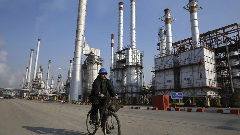 Diese Kräfte zerren derzeit am Ölpreis  An Iranian oil worker rides his bicycle at the Tehran's oil refinery south of the capital Tehran, Iran, Monday, Dec. 22, 2014. (AP Photo/Vahid Salemi)