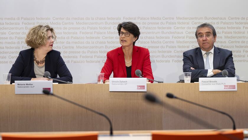 Nationalraetin Melanie Mettler, GLP-BE, Nationalraetin Ursula Zybach, SP-BE, und Staenderat Pascal Broulis, FDP-VD, von links, vom ueberpareilichen Komitee Ja zur einheitlichen Finanzierung der Gesundheitsleistungen, sprechen am Dienstag, 8. Oktober 2024, in Bern.