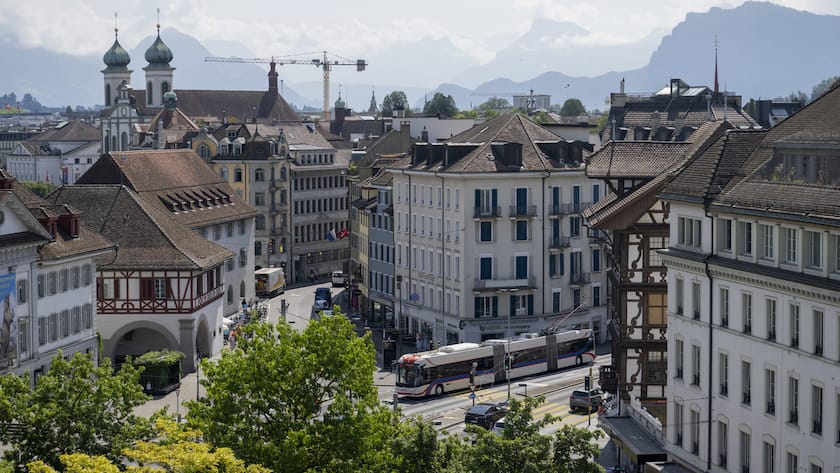 Strassenverkehr an der Kreuzung Kasernenplatz am Hirschengraben im Bruchquartier in der Stadt Luzern am Montag, 5. August, 2024. (KEYSTONE/Urs Flueeler).