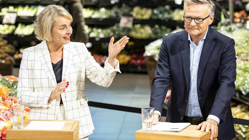 Ursula Nold, Verwaltungsratspraesidentin Migros-Genossenschafts-Bund, links, und Mario Irminger, Praesident der Generaldirektion des Migros-Genossenschafts-Bundes sprechen waehrend einer Medienkonferenz zu Neuerungen in den MIgros-Supermaerkten.am Montag, 28. Oktober 2024 in Zuerich. (KEYSTONE/Michael Buholzer)