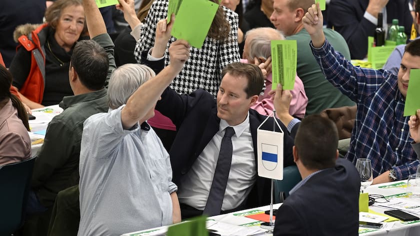 Nationalrat Thomas Aeschi bei der Abstimmung ueber die Aenderung des Bundesgesetzes ueber die Krankenversicherung (KVG) (Einheitliche Finanzierung der Leistungen) an der Delegiertenversammlung der SVP Schweiz in der Sporthalle Schachen in Aarau am Samstag, 12. Oktober 2024.
