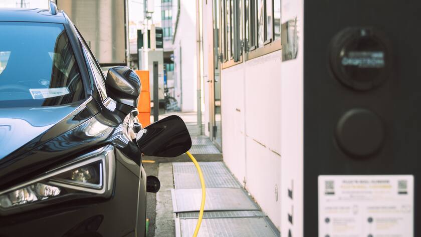 Ein Elektro-Auto wird an einer Ladesaeule geladen, fotografiert am 1. Oktober 2023 in Zuerich. (KEYSTONE/Petra Orosz)