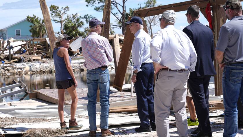 Präsident Joe Biden spricht mit Senator Rick Scott, in Keaton Beach, Forida, am Donnerstag, 3. Oktober 2024, während seiner Tour durch die vom Hurrikan Helene betroffenen Gebiete.