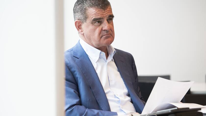 Verwaltungsratspraesident Peter Spuhler verfolgt die Bilanzmedienkonferenz der Stadler Rail, am Donnerstag, 5. Maerz 2020, in Bussnang. (KEYSTONE/Gian Ehrenzeller)