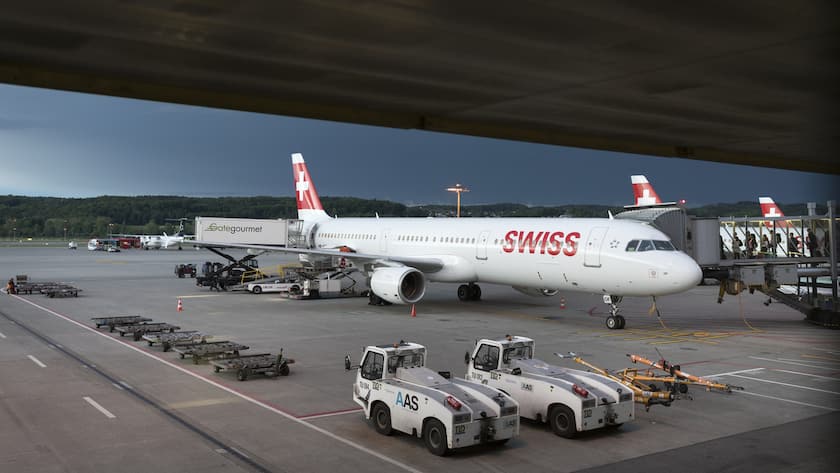 Die teure Billig-Airline verärgert die Kundschaft Employees of Zurich Airport in Switzerland load an aircraft of Swiss International Air Lines while passenger board, pictured on May 13, 2017. (KEYSTONE/Gaetan Bally)Mitarbeiter des Flughafens Zuerich beladen ein Flugzeug der Fluggesellschaft Swiss waehrend Passagiere an Bord gehen, aufgenommen am 13. Mai 2017. (KEYSTONE/Gaetan Bally)