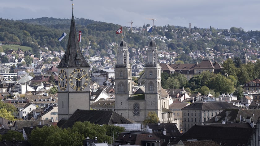 Die Sankt Peter Kirche (links) und das Grossmuenster fotografiert am Dienstag, 24. September 2024 in Zuerich. (KEYSTONE/Gaetan Bally)