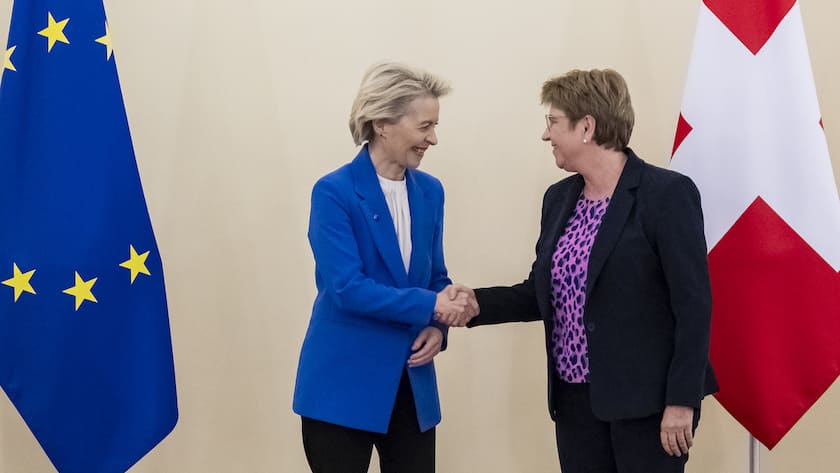 Swiss Federal President Viola Amherd, right, shakes hands with European Commission President Ursula von der Leyen, right, before a bilateral meeting on Friday, December 20, 2024 in Bern, Switzerland. Van der Leyen pays an official visit to Switzerland to formally mark the conclusion of the negotiations between the EU and Switzerland. (KEYSTONE/POOL/Alessandro della Valle)