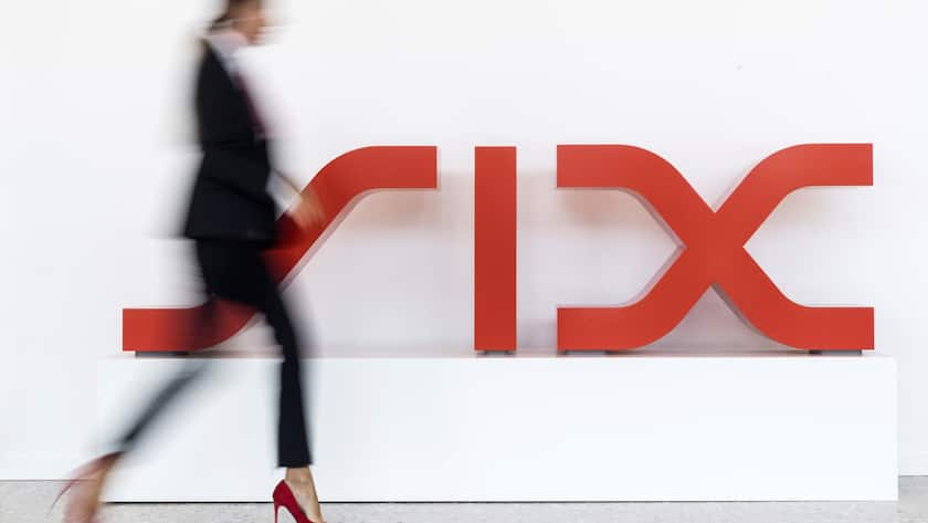 Eine Frau bewegt sich vor dem Logo der SIX im Eingangsbereich der Neuen Boerse Zuerich-West des SIX-Hauptsitzes an der Pfingstweidstrasse, aufgenommen am Dienstag, 16. Mai 2017, in Zuerich. Mit dem Umzug des Hauptsitzes von der Selnaustrasse nach Zuerich-West werden die verschiedenen Unternehmensstandorte zusammengezogen. (KEYSTONE/Ennio Leanza)