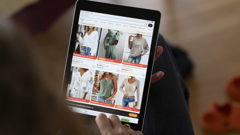 ***Symbolbild / Gestellte Aufnahme*** Eine Person shoppt mit ihrem iPad auf der Temu-APP, fotografiert am Freitag, 1. Maerz 2024 in Zuerich. (KEYSTONE/Christian Beutler)