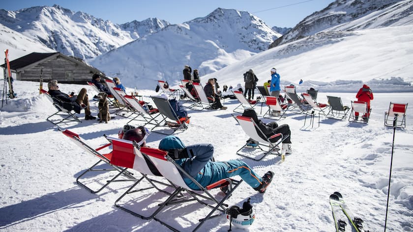 Skifahrer geniessen den schoenen Wintertag auf dem Oberalppass auf 2044m ueber Meer im Skigebiet Andermatt-Oberalp-Sedrun, am Samstag, 12. Februar 2022. (KEYSTONE/Urs Flueeler)