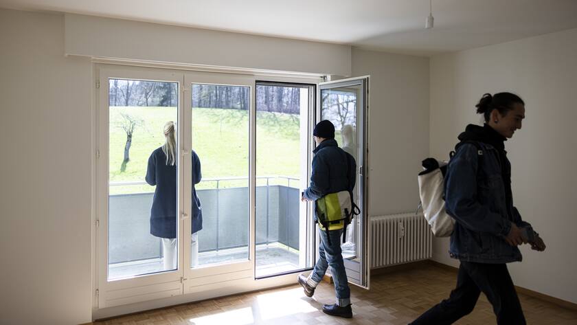 Interessenten waehrend einer Wohnungsbesichtigung in einer Wohnung der Liegenschaften Stadt Zuerich (LSZ) am Dienstag, 28. Maerz 2023 in Zuerich. (KEYSTONE/Michael Buholzer)