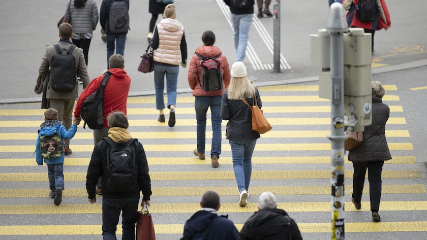Passanten ueberqueren den Fussgaengerstreifen beim Bahnhof, fotografiert am Freitag, 11. November 2022 in Bern. (KEYSTONE/Christian Beutler)