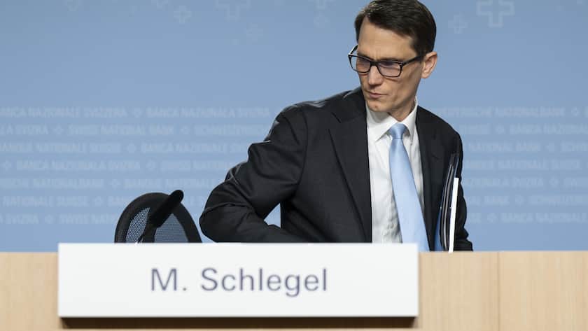 Martin Schlegel, Praesident des Direktoriums von der Schweizerischen Nationalbank verlaesst das Jahresendgespraech zur geldpolitischen Lage, am Donnerstag, 12. Dezember 2024, in Bern. (KEYSTONE/Peter Schneider)
