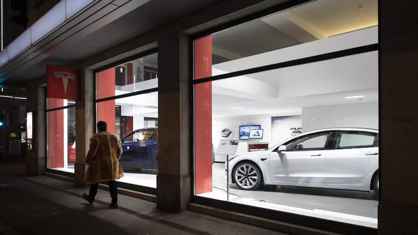 Tesla-Autos sind in der Verkaufsstelle und dem Showroom des Elektroautoherstellers Tesla an der Pelikanstrasse in Zuerich ausgestellt, fotografiert in der Abenddaemmerung am Donnerstag, 27. Januar 2022. (KEYSTONE/Gaetan Bally)
