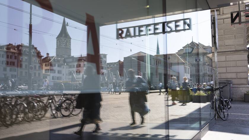 Raiffeisen muss 2024 Gewinnrückgang hinnehmen The logo of Raiffeisenbank at Limmatquai in Zurich is reflected in the window front of the branch, photographed in Zurich, Switzerland, on April 18, 2018. (KEYSTONE/Gaetan Bally)Das Logo der Raiffeisenbank am Limmatquai in Zuerich spiegelt sich in der Fensterfront der Filiale, aufgenommen am 18. April 2018 in Zuerich. (KEYSTONE/Gaetan Bally)