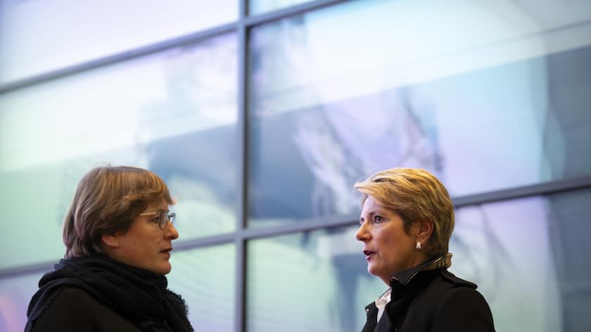 Bundespraesidentin Karin Keller-Sutter, rechts, und Sabine D?Amelio-Favez, Direktorin Eidgenoessische Finanzverwaltung (EFV), links, sprechen kurz vor einer Medienkonferenz ueber die finanzpolitische Standortbestimmung zum Voranschlag 2026 und das provisorische Rechnungsergebnis 2024 am Mittwoch, den 12. Februar 2025, im Medienzentrum Bundeshaus in Bern. (KEYSTONE/Anthony Anex)