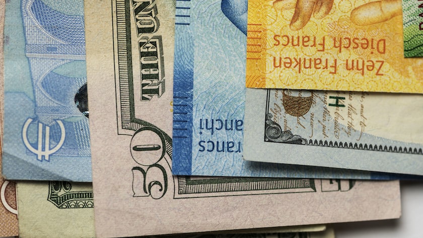 US Dollar, Franken und Euro Banknoten fotografiert am 15. Juni 2020 in Zuerich. (KEYSTONE/Christian Beutler)