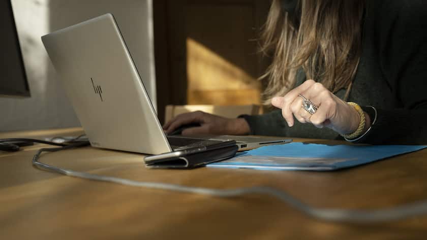 Eine Frau arbeitet an ihrem Arbeitsplatz im Homeoffice, fotografiert am 22. Januar 2021 in Aarau. (KEYSTONE/Christian Beutler)