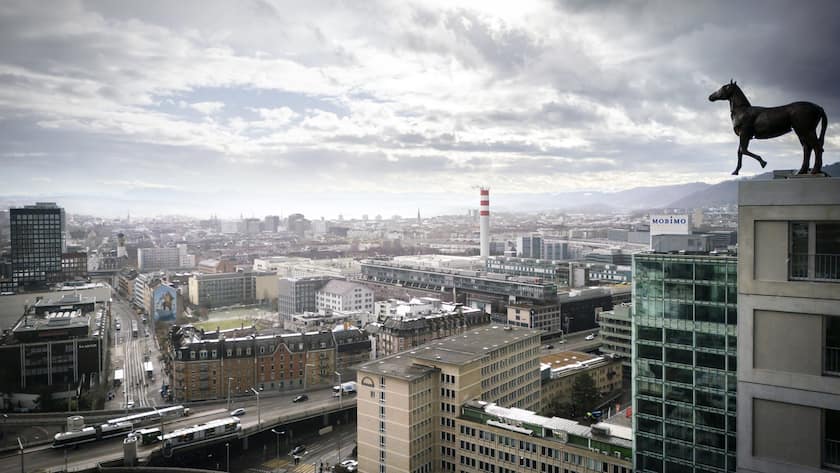 Das gelenkige Pferd, eine Skulptur der Arbeit "Der ungezaehmte Horizont" des Kuenstlers Yves Netzhammer auf der neuen staedtischen Wohnsiedlung Tramdepot Hard, am Dienstag, 7. Januar 2025 in Zuerich. Beim Escher-Wyss-Platz entsteht eine neue staedtische Wohnsiedlung: Auf das Tramdepot Hard wurden zwei Wohntuerme mit 193 Wohnungen gebaut. Interessierte koennen sich ab dem 7. Januar fuer Wohnungen bewerben welche ab Sommer bezogen werden. (KEYSTONE/Michael Buholzer)
