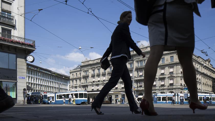 Passers-by cross Paradeplatz square in Zurich, Switzerland, pictured on July 8, 2013. (KEYSTONE/Gaetan Bally)Passanten gehen ueber den Paradeplatz in Zuerich, aufgenommen am 8. Juli 2013. (KEYSTONE/Gaetan Bally)