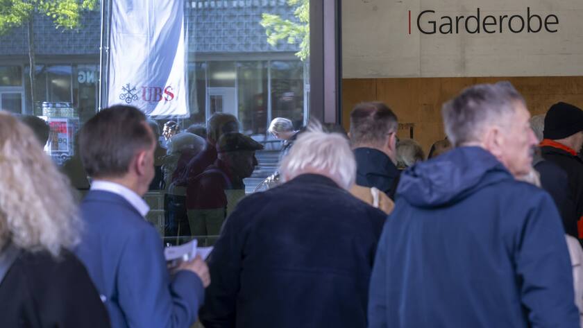 Aktionaere stehen an vor der St. Jakobshalle in Basel, wo die Generalversammlung der UBS stattfindet, am Mittwoch, 24. April 2024. (KEYSTONE/Georgios Kefalas) .