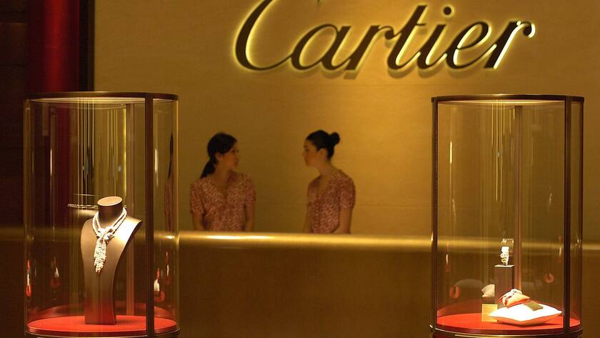 Une vue du stand Cartier, lors de l'ouverture de la 17 ieme edition du SIHH, Salon International de la Haute Horlogerie de Geneve, ce lundi 16 avril 2007 a Palexo. Ce celebre salon expose 16 marques, dont 11 du groupe Richemont, jusqu'au 21 avril prochain.(KEYSTONE/Sandro Campardo)