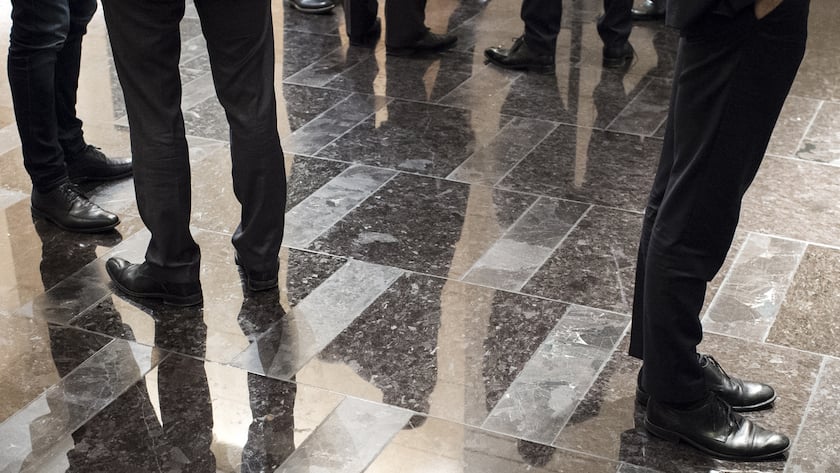 Maenner in Anzuegen stehen auf einem Marmorboden im Hotel Hyatt, aufgenommen am Montag, 7. Maerz 2016, in Zuerich. (KEYSTONE/Ennio Leanza)