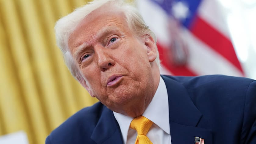 epa11947524 United States President Donald J. Trump makes a statement on jobs in the Oval Office of the White House in Washington, DC, USA, 07 March 2025. February jobs report by Bureau of Labor Statistics reported the US added 151,000 jobs. EPA/CHRIS KLEPONIS / POOL