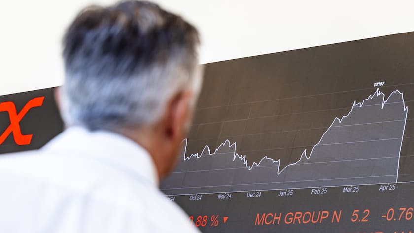 Ein Mann betrachtet aktuelle Boersenkurse die an einer LED-Wand im Eingangsbereich der Neuen Boerse Zuerich-West des SIX-Hauptsitzes an der Pfingstweidstrasse angezeigt werden aufgenommen am Montag, 7. April 2025 in Zuerich. (KEYSTONE/Michael Buholzer)