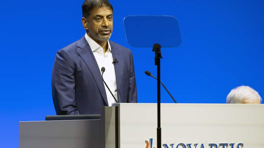 Vas Narasimhan, CEO des Schweizer Pharmakonzerns Novartis, spricht waehrend der Generalversammlung, in der St. Jakobshalle in Basel, am Dienstag, 5. Maerz 2024. (KEYSTONE/Georgios Kefalas)