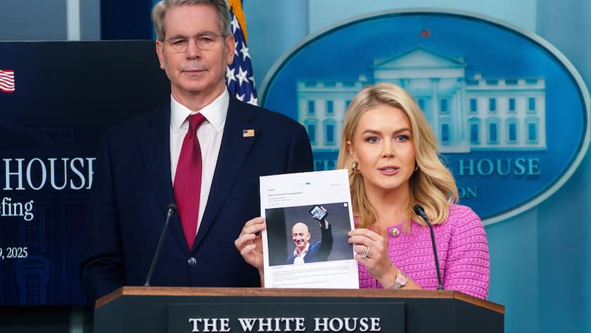 epa12062562 White House Press Secretary Karoline Leavitt (C) holds a photograph of Amazon founder Jeff Bezos with US Treasury Secretary Scott Bessent (L) during a press briefing at the White House, Washington, DC, USA, 29 April 2025. EPA/WILL OLIVER
