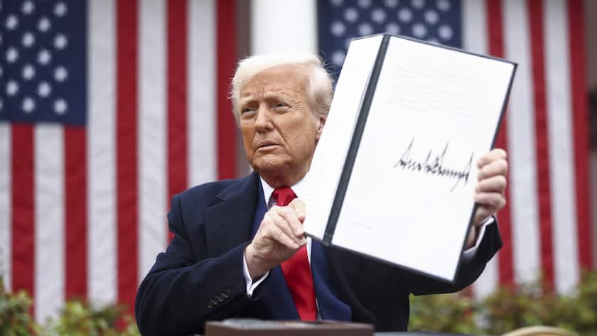 epa12006130 US President Donald Trump holds up a signed executive order implementing new reciprocal tariffs against US trading partners in the Rose Garden of the White House in Washington, DC, USA, 02 April 2025. Trump has branded the day 'Liberation Day', though most economists expect US consumers to foot the costs. EPA/JIM LO SCALZO / POOL