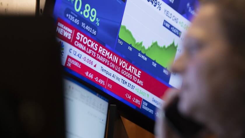 epa12020728 A trader works at the Opening Bell on the floor of the New York Stock Exchange in New York, New York, USA, 09 April 2025. World financial markets are continuing to react to reciprocal tariffs that US President Donald Trump implemented on 02 April. EPA/JUSTIN LANE