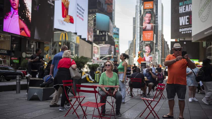 Touristen bestaunen Times Square und machen Fotos mit dem Smartphone, am Freitag, 10. Juni 2022 in Midtown Manhattan, New York, USA. (KEYSTONE/Alessandro della Valle)